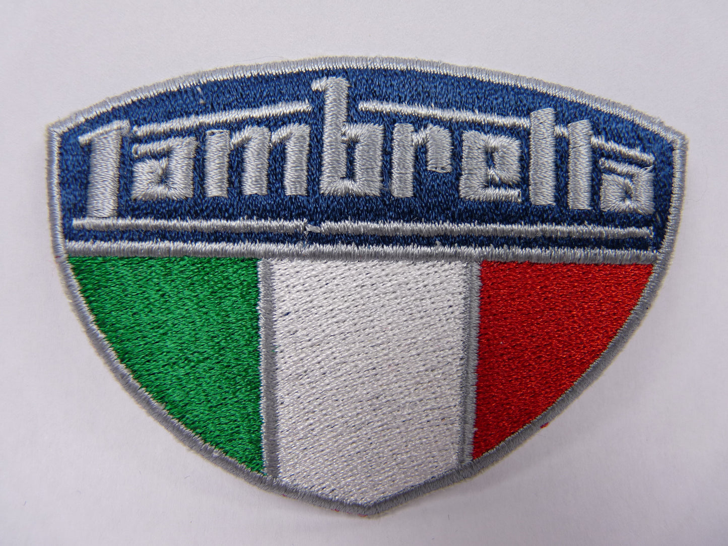 PTC89 Patch brodé thermocollé : logo Lambretta largeur environ 8 cm hauteur environ 5.9 cm