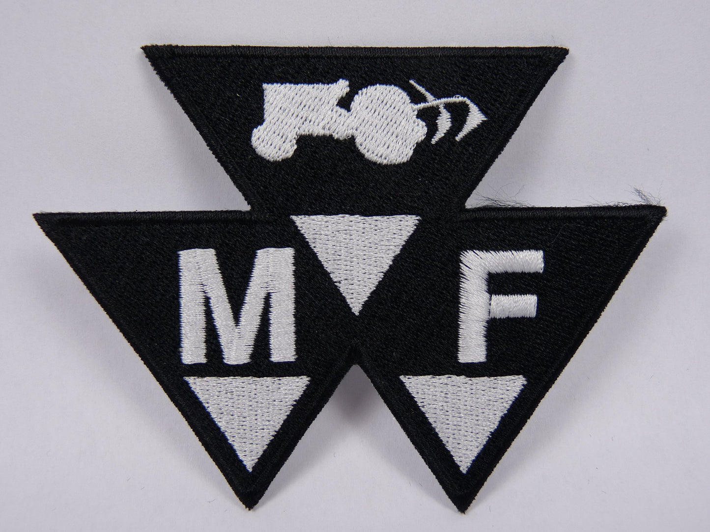 PTC95 Patch brodé thermocollé : logo Massey Ferguson largeur environ 10.1 cm hauteur environ 7.5 cm