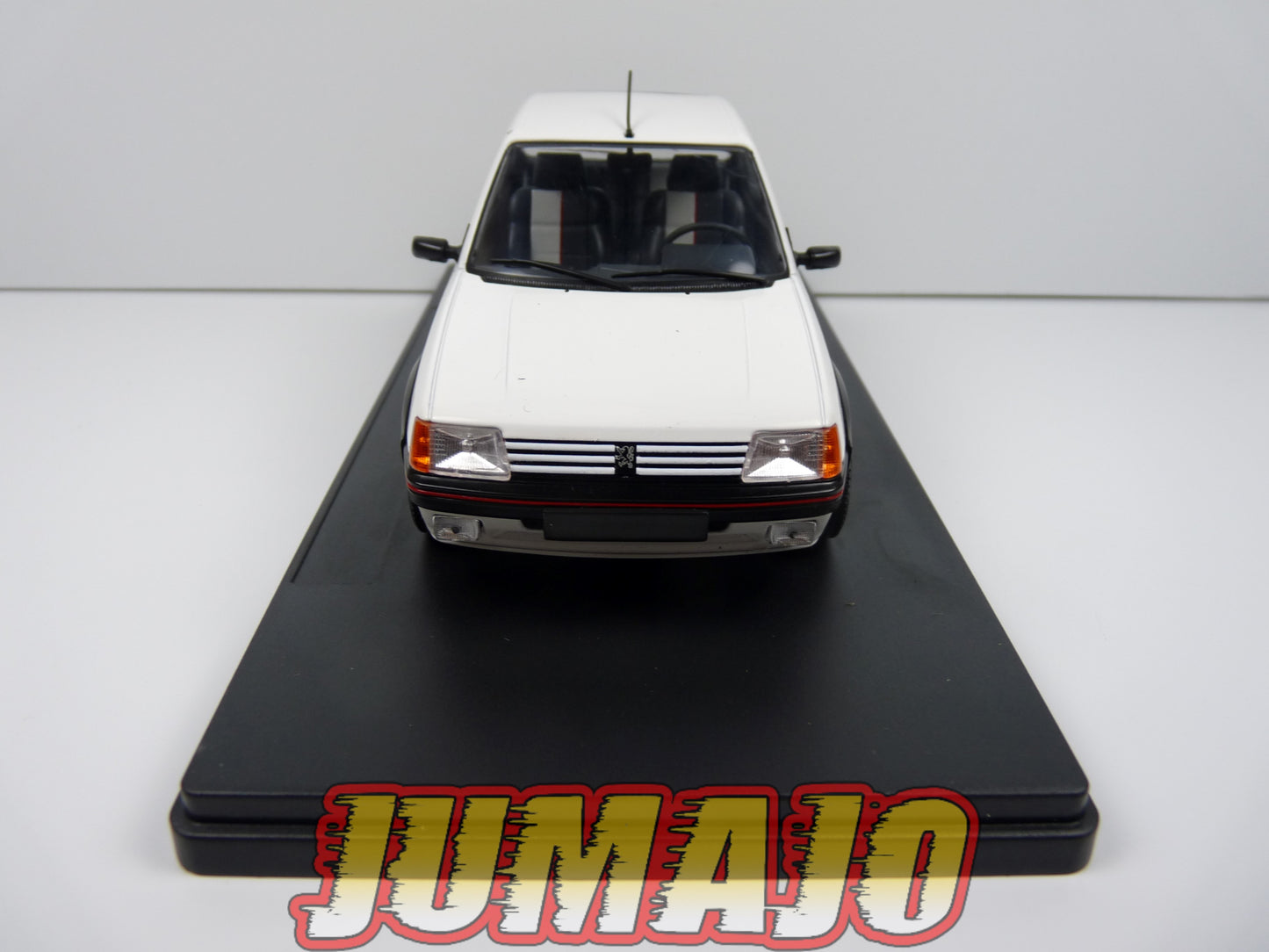 PTVQ27 Voiture 1/24 SALVAT Models : PEUGEOT 205 GTI blanche 1985
