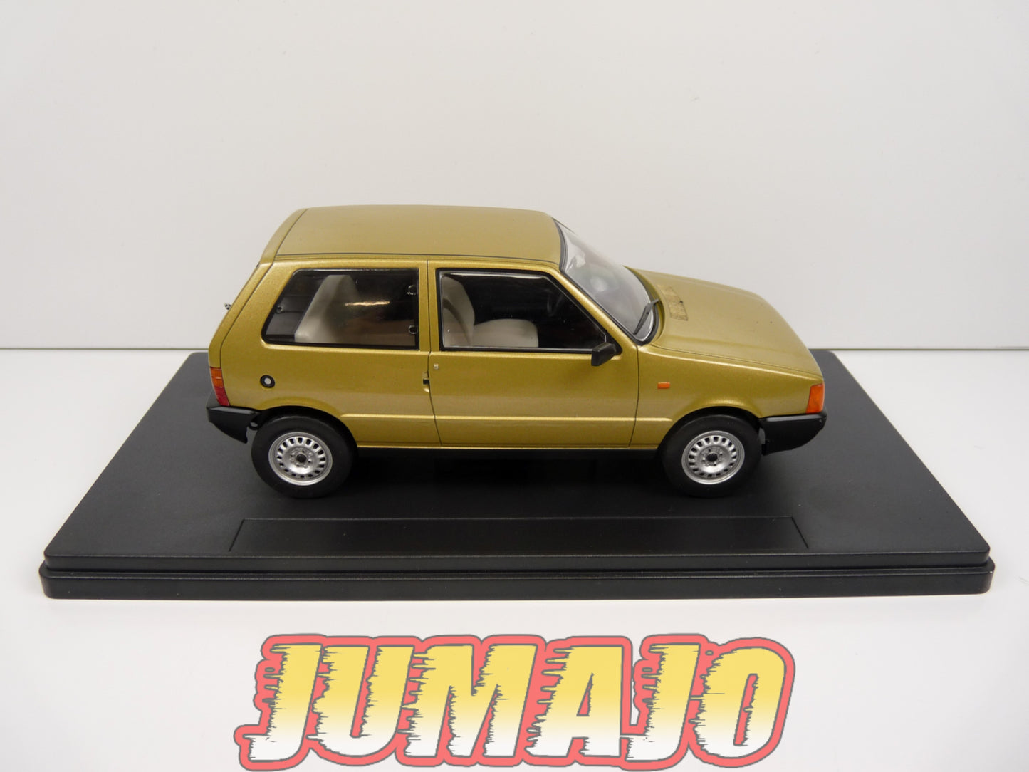 PTVQ28 Voiture 1/24 SALVAT Models : FIAT Uno 1983