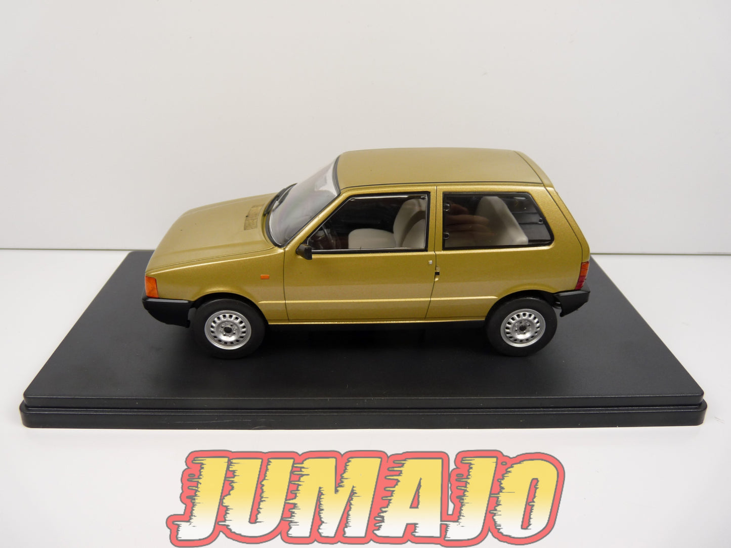 PTVQ28 Voiture 1/24 SALVAT Models : FIAT Uno 1983