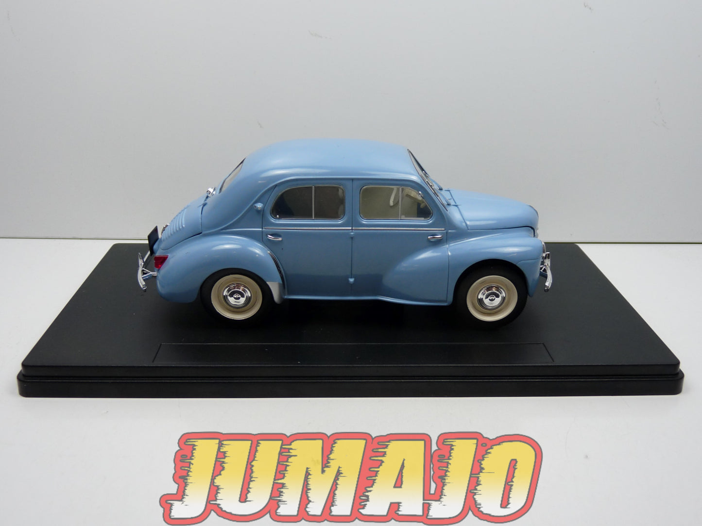 PTVQ9 Voiture 1/24 SALVAT Models : RENAULT 4CV Joaninha 1958