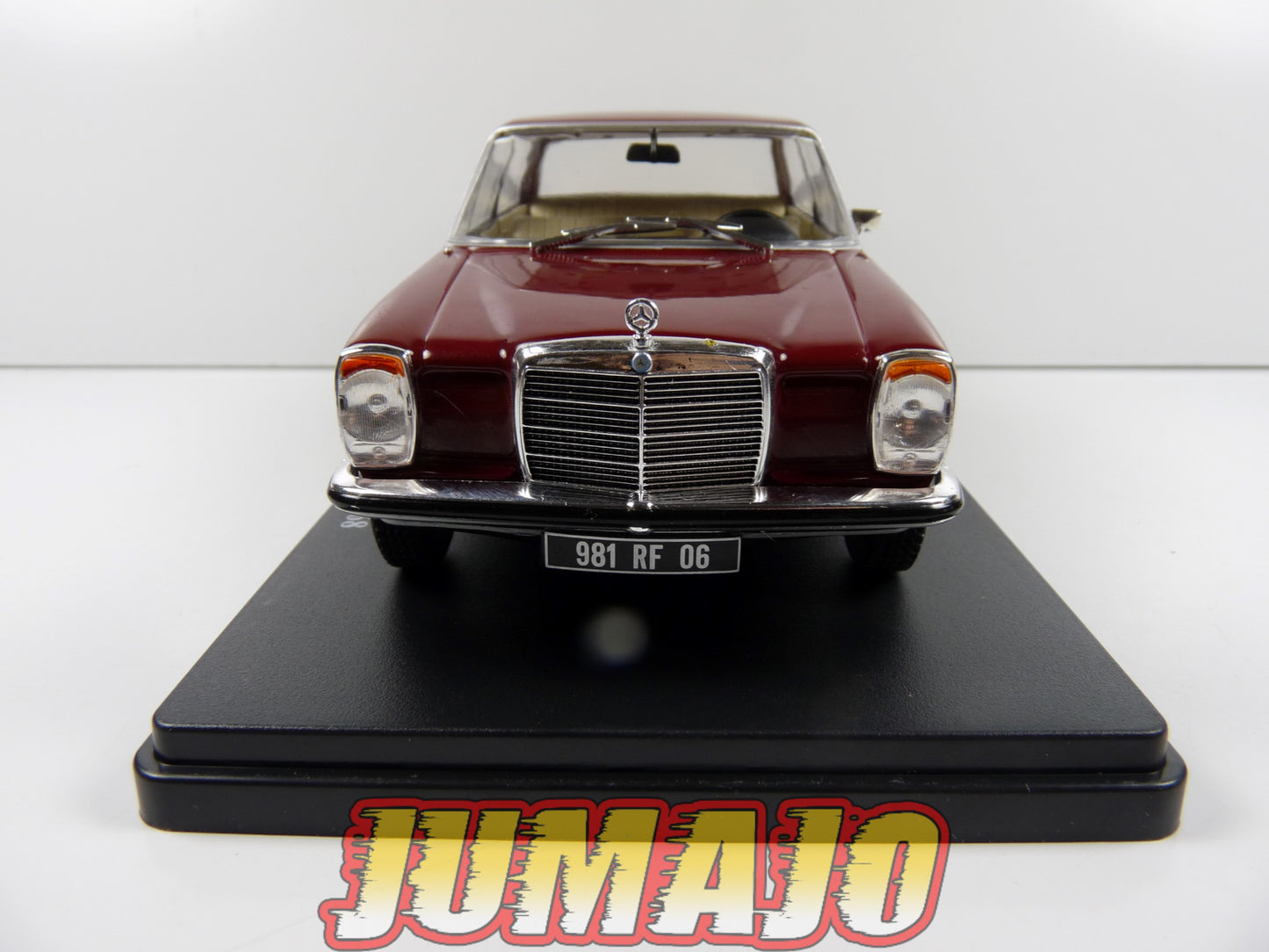 VQV33 Voiture 1/24 Hachette : MERCEDES-BENZ W115 200D 1968