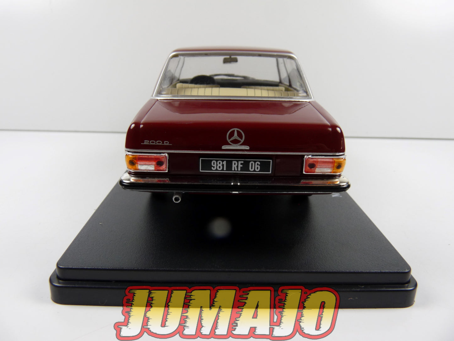 VQV33 Voiture 1/24 Hachette : MERCEDES-BENZ W115 200D 1968