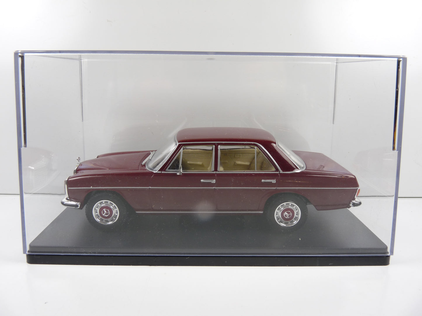 VQV33 Voiture 1/24 Hachette : MERCEDES-BENZ W115 200D 1968