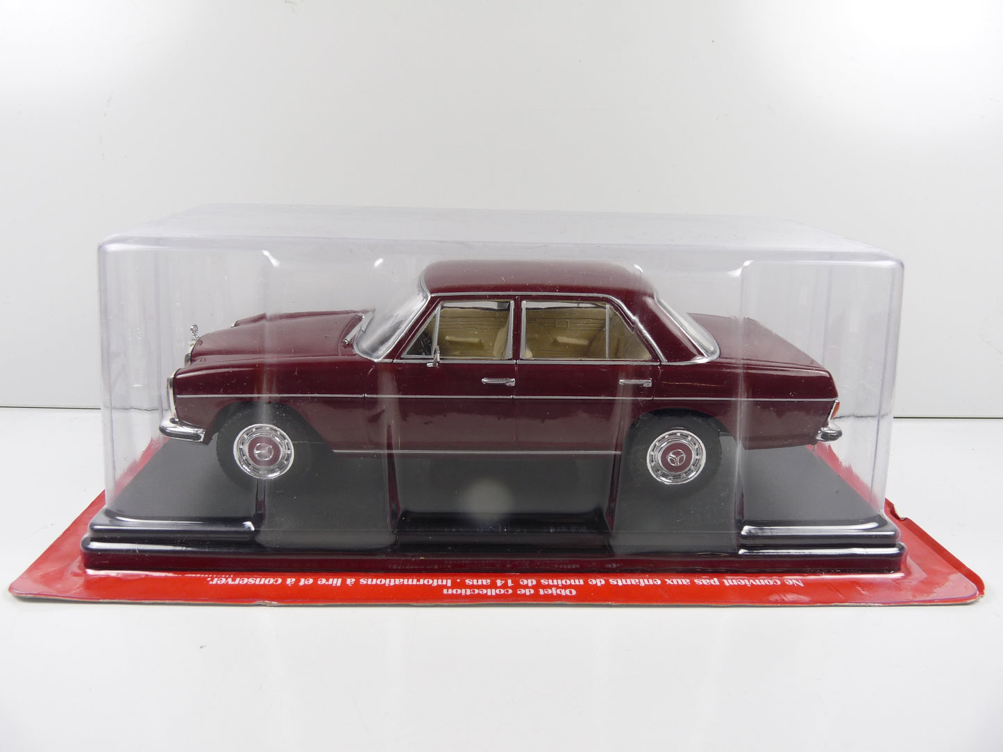 VQV33 Voiture 1/24 Hachette : MERCEDES-BENZ W115 200D 1968