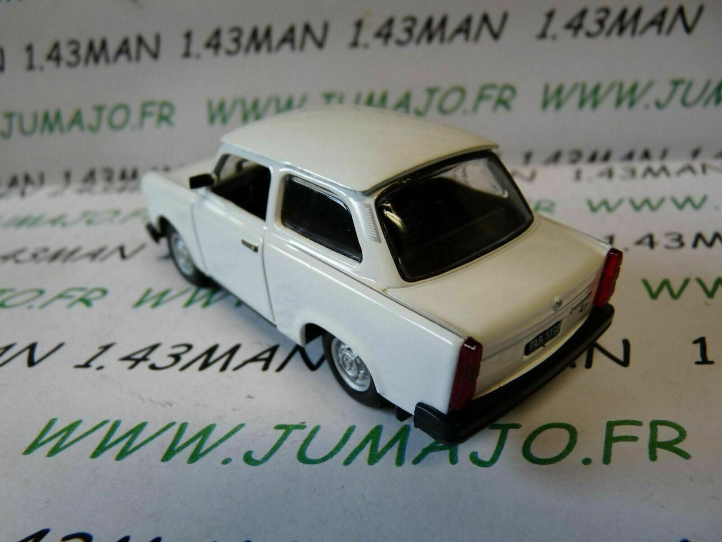 PL68 Voiture 1/43 IXO IST DeAgostini POLOGNE : TRABANT 1.1 limousine