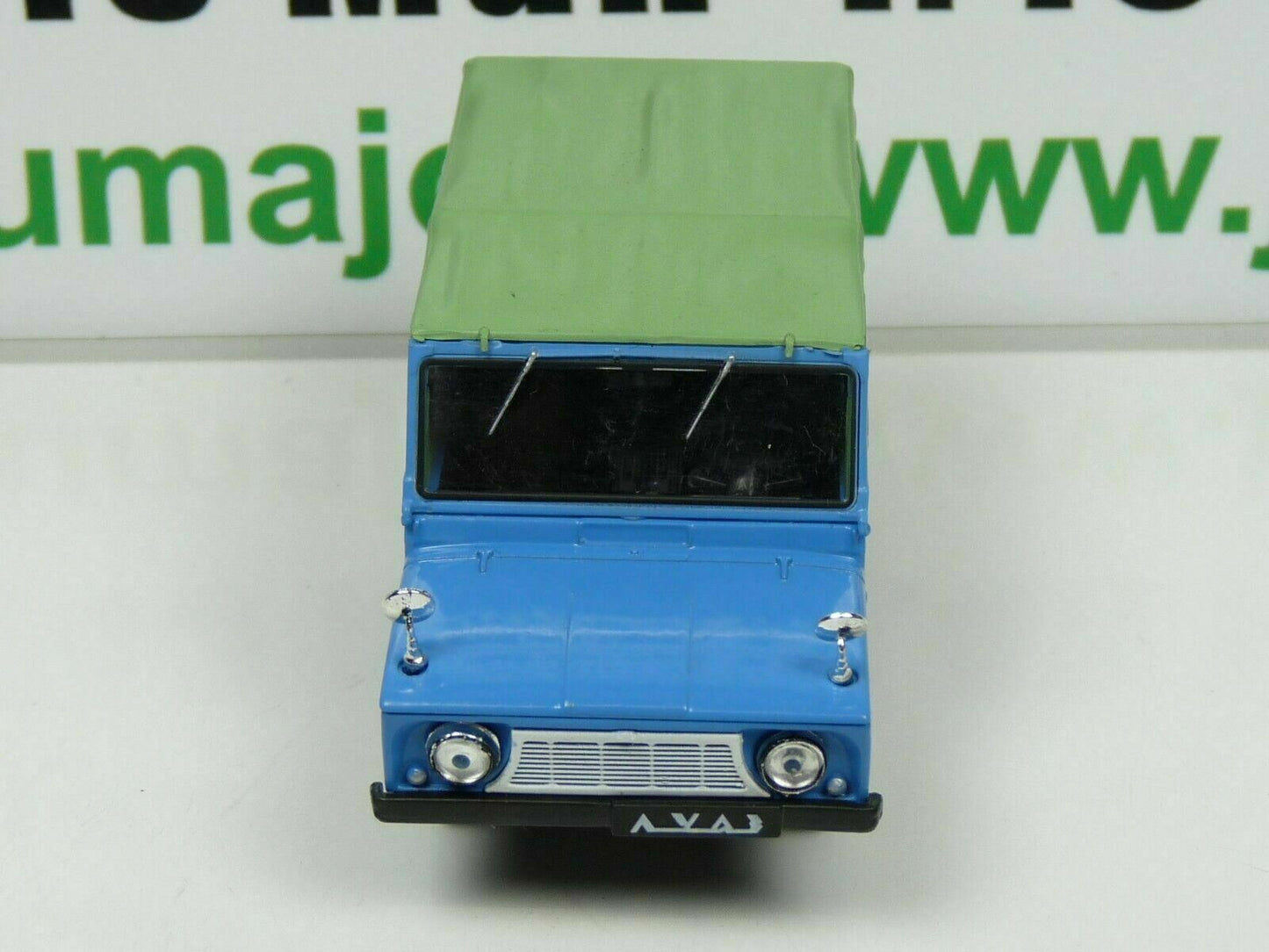 RUS9 Voiture 1/43 IXO déagostini RUSSE URSS : LUAZ 969 1967