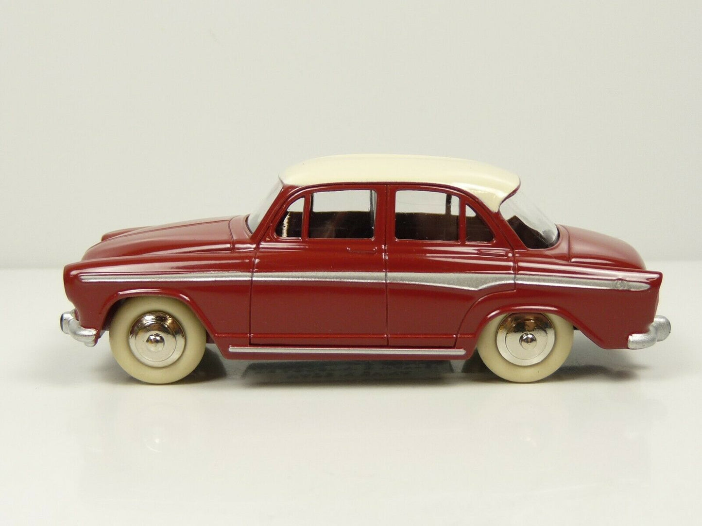 DT236 Voiture 1/43 réédition DINKY TOYS DeAgostini : SIMCA Aronde P.60 544