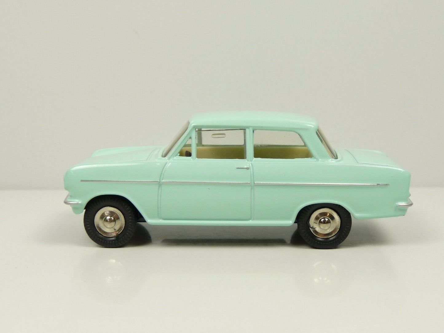 DT216 Voiture 1/43 réédition DINKY TOYS DeAgostini : OPEL Kadett 540
