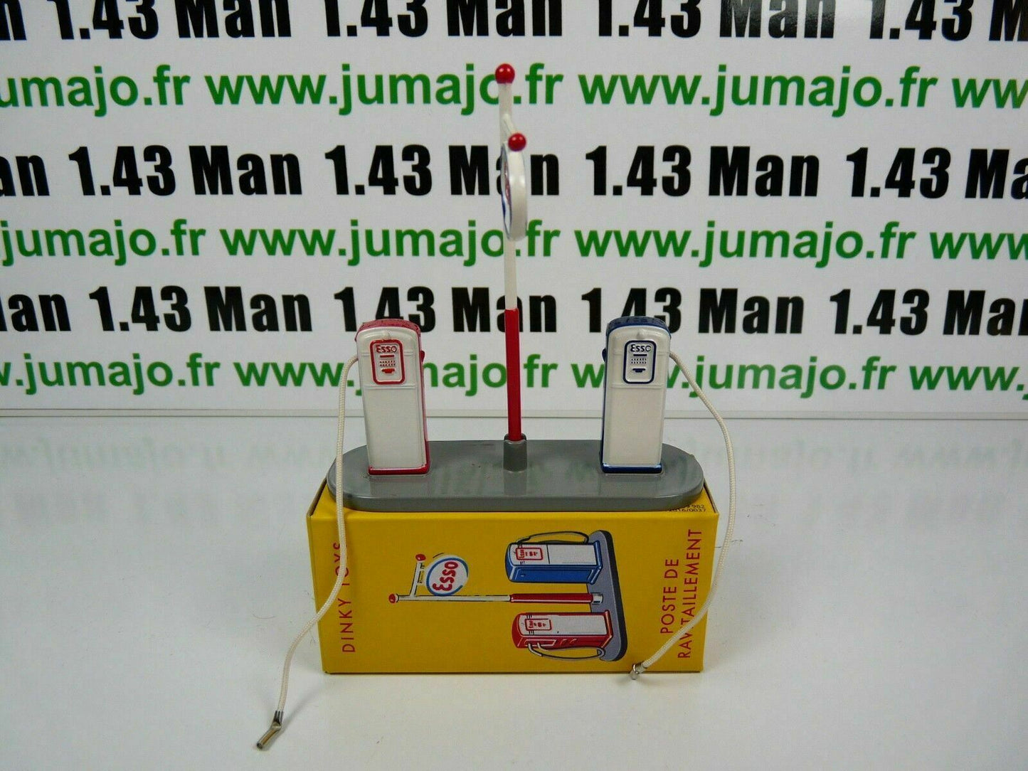 DT7 Voiture 1/43 réédition DINKY TOYS Atlas : Poste de ravitaillement pompe ESSO 49D