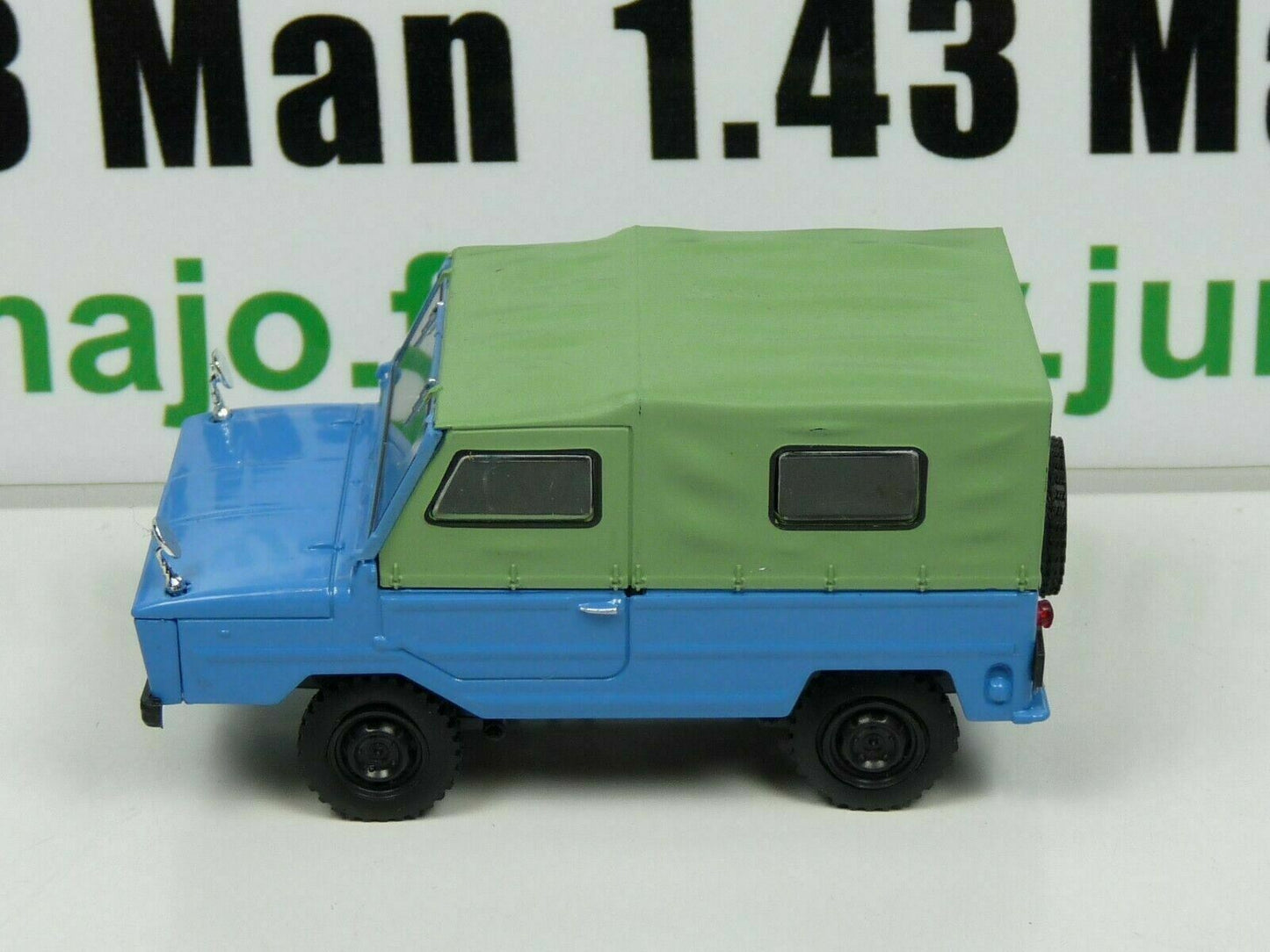 RUS9 Voiture 1/43 IXO déagostini RUSSE URSS : LUAZ 969 1967