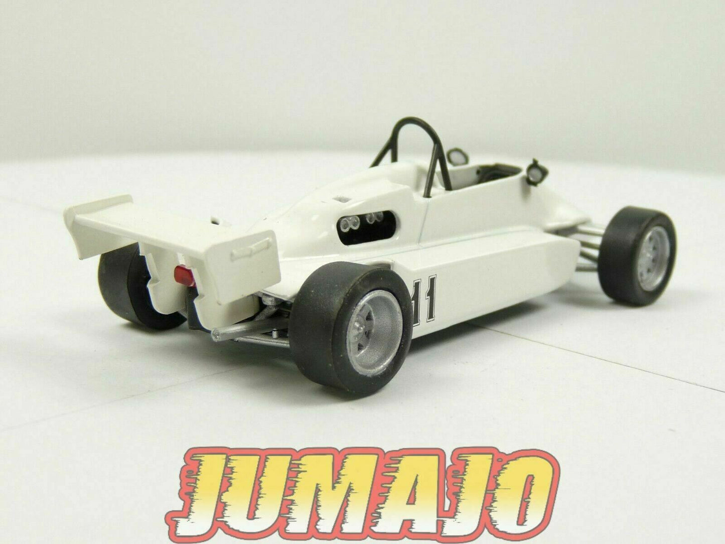 RUS31 Voiture1/43 IXO déagostini RUSSE URSS : Estonia 21