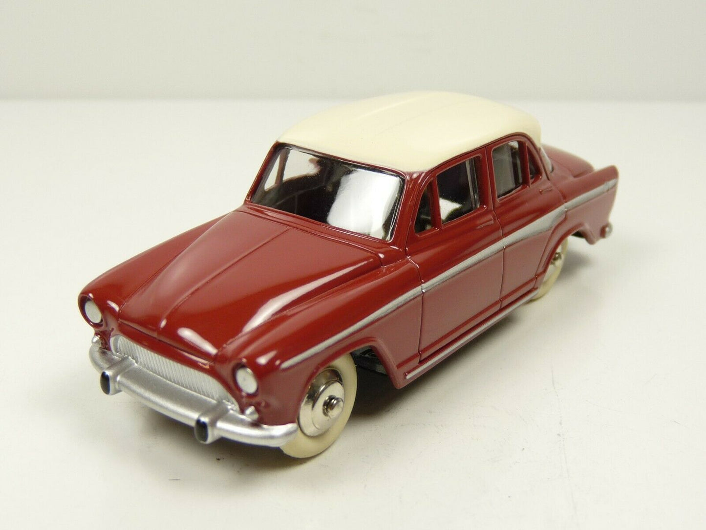 DT236 Voiture 1/43 réédition DINKY TOYS DeAgostini : SIMCA Aronde P.60 544