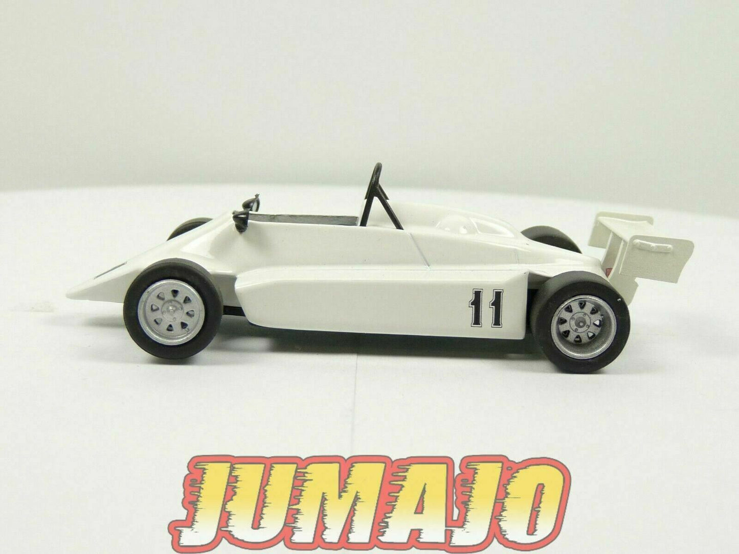 RUS31 Voiture1/43 IXO déagostini RUSSE URSS : Estonia 21