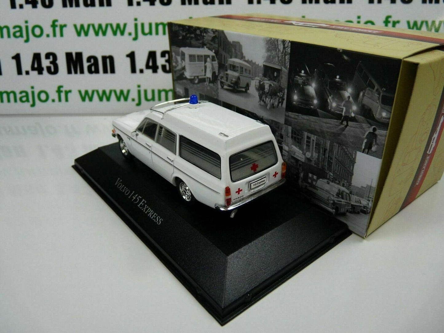 AMB7 1/43 IXO Atlas Ambulance Collection : VOLVO 145 express 1969 croix rouge