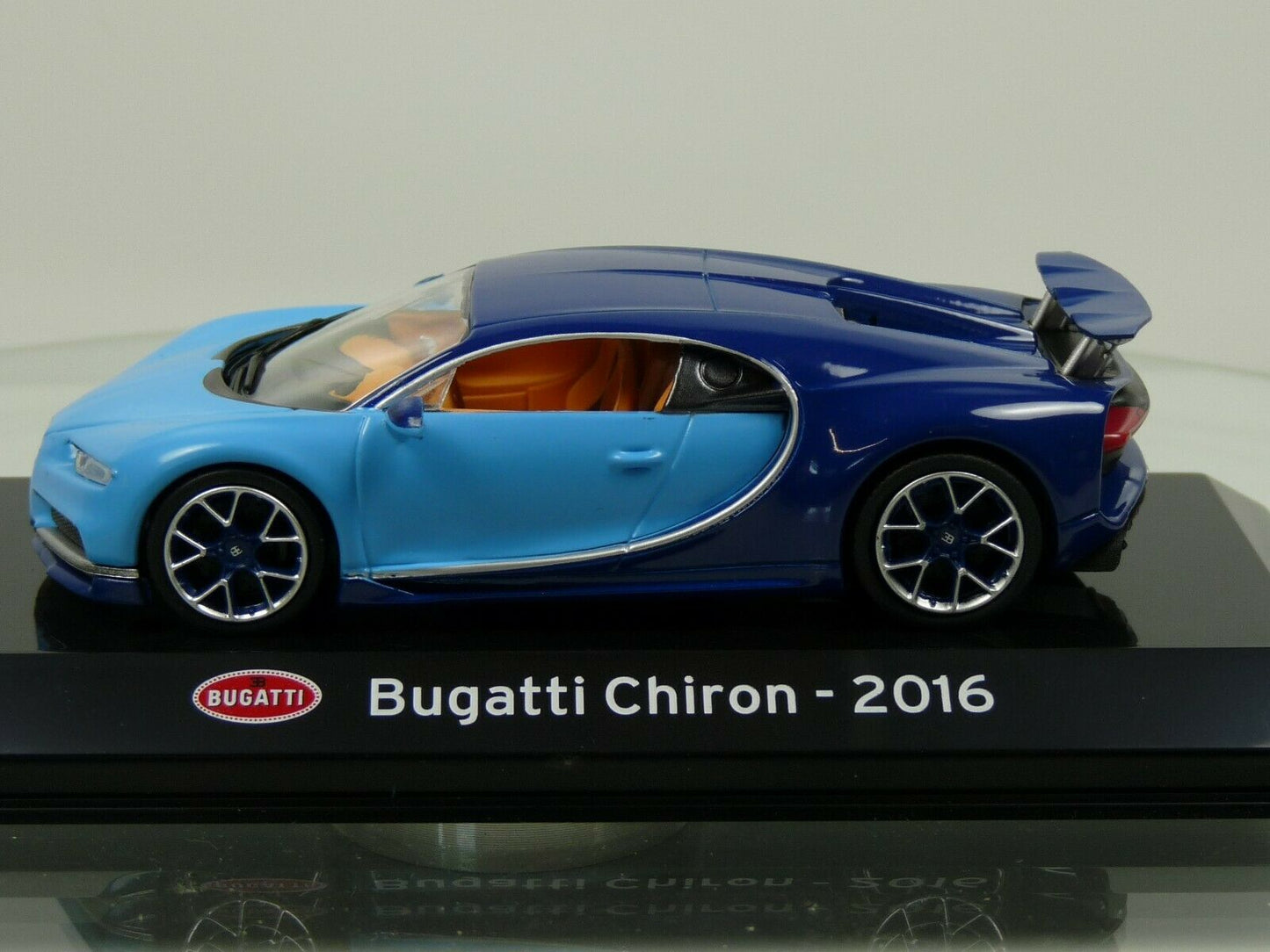 LOT 2 BUGATTI IXO SC5D + DC4N : BUGATTI VEYRON 16.4 2005 bleu + CHIRON 2016
