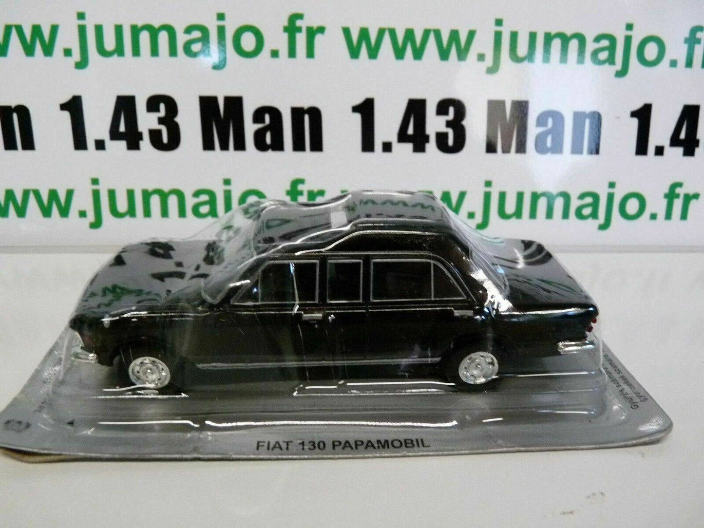 PL186 Voiture 1/43 IXO IST DeAgostini POLOGNE : FIAT 130 Papamobile