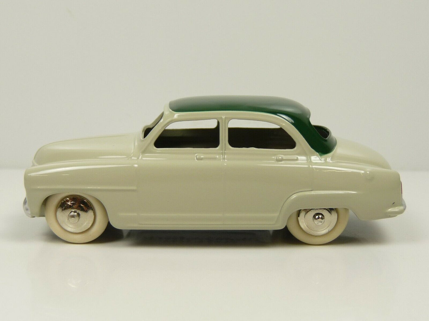 DT250 Voiture 1/43 réédition DINKY TOYS DeAgostini : SIMCA 9 Aronde 24 U