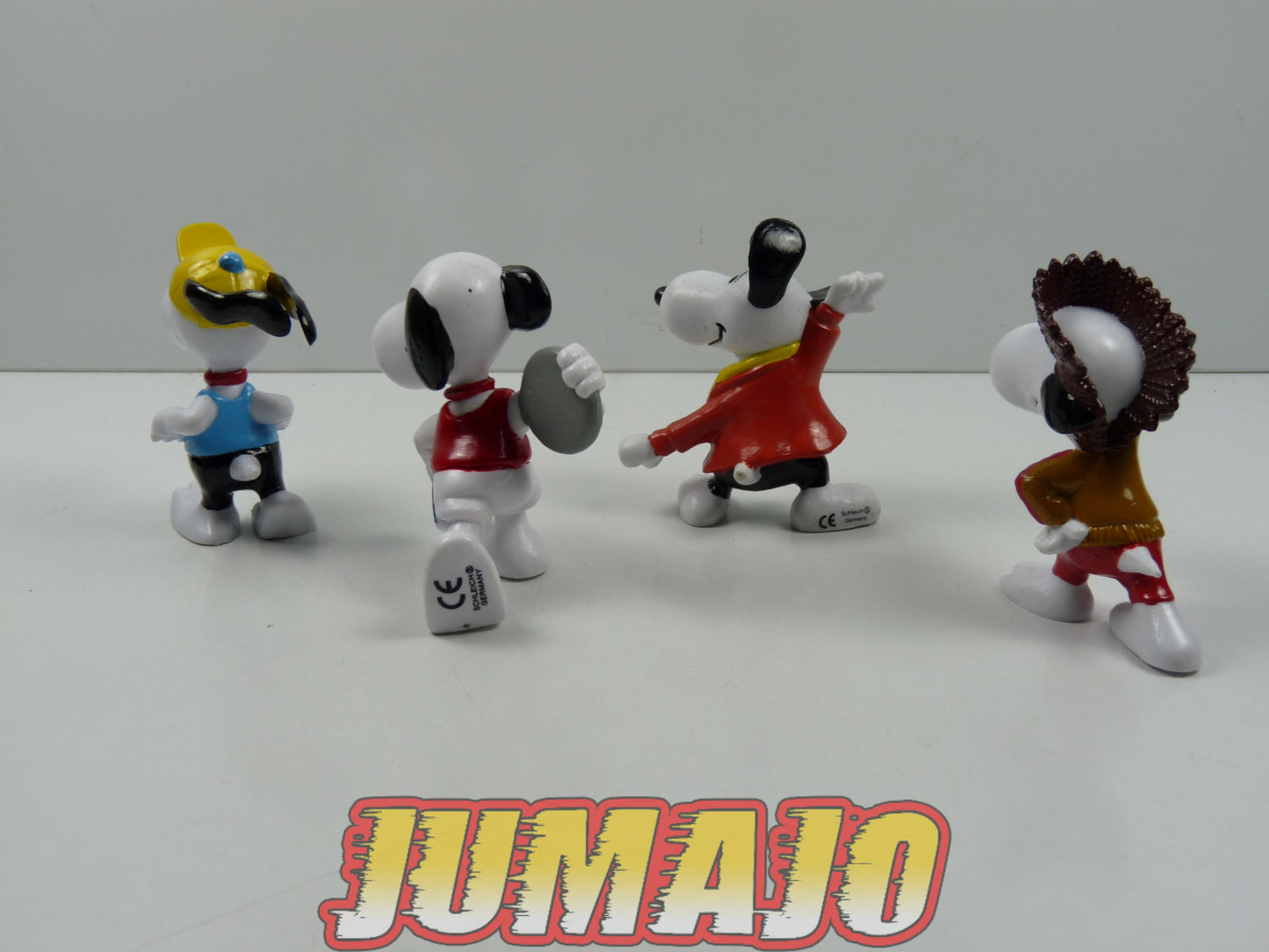 FIG97 : Lot de 4 figurines "Snoopy" SCHLEICH 6cm : Snoopy Indien + Course + Danse + Frisbee