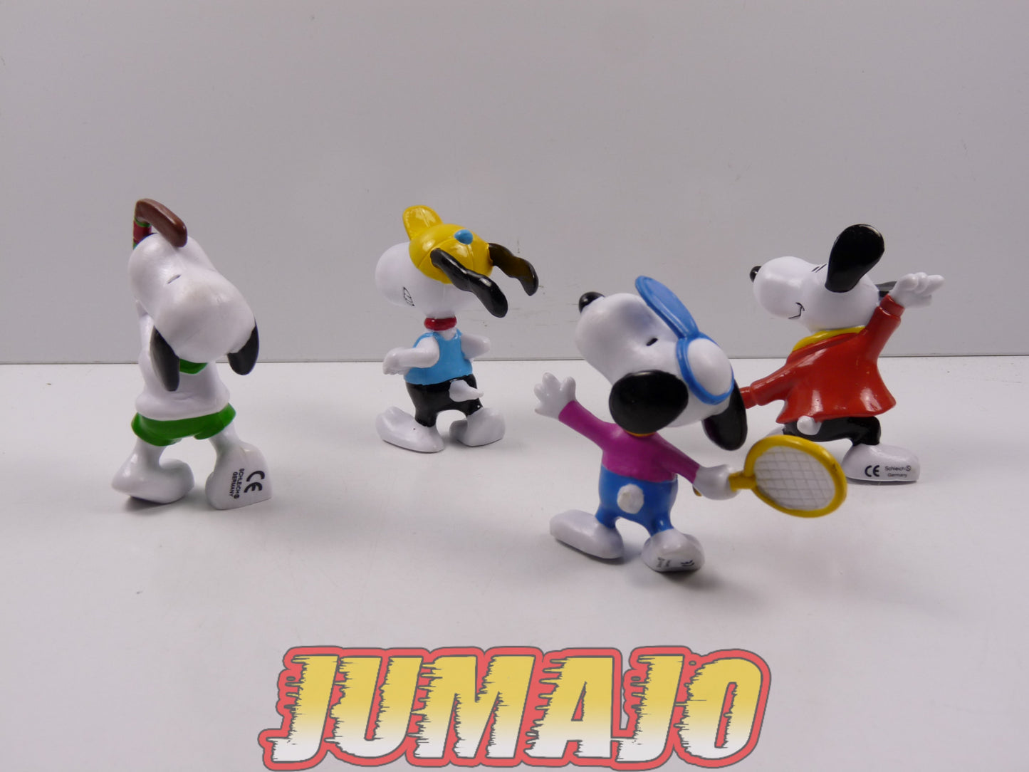 FIG144 : Lot de 4 figurines "Snoopy" SCHLEICH 6cm : Snoopy Tennis + Hockey + Danse + Course