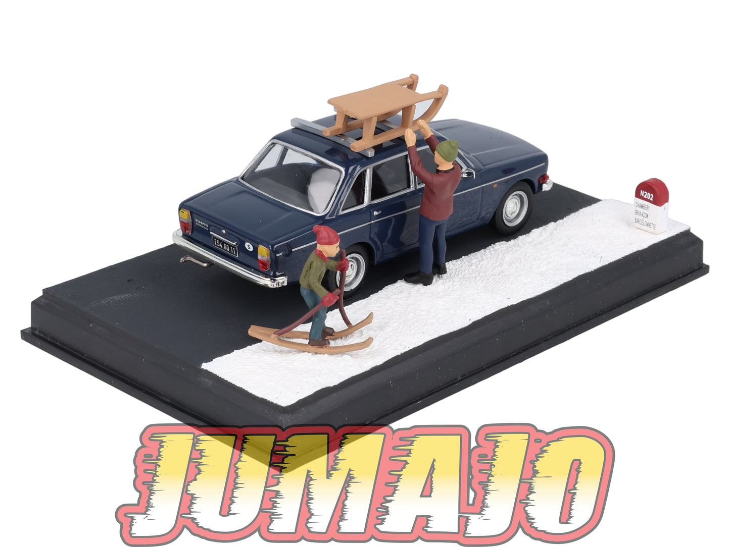 NB69 Voiture IXO 1/43 Diorama Route bleue VOLVO 144 "Les skieurs"