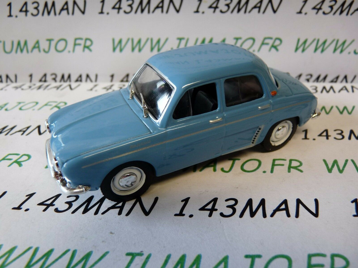PL29 VOITURE 1/43 IXO IST déagostini POLOGNE : RENAULT dauphine