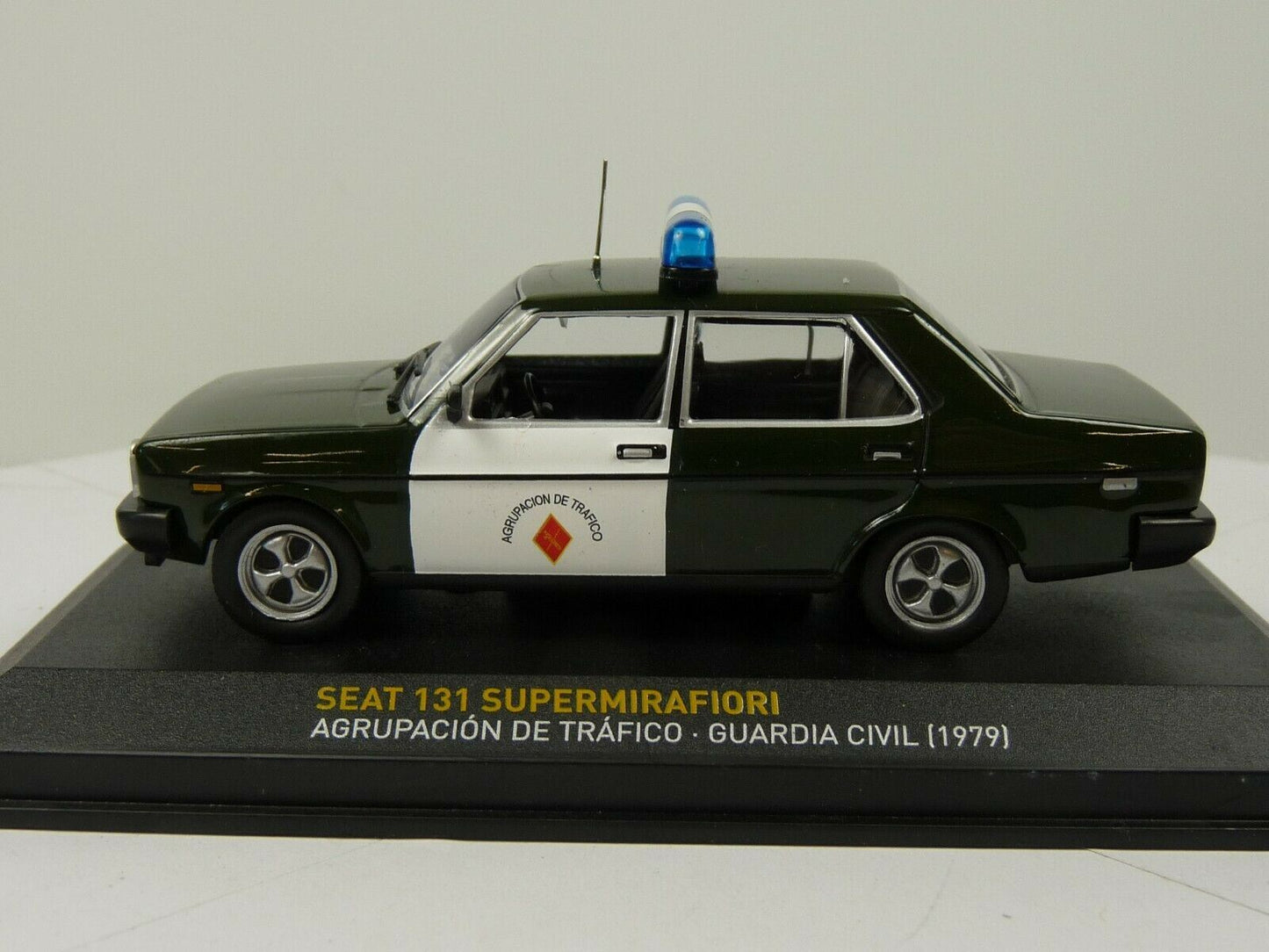 POS3 voiture 1/43 IXO altaya : Seat 131 Supermirafiori guardia civil Police 1979