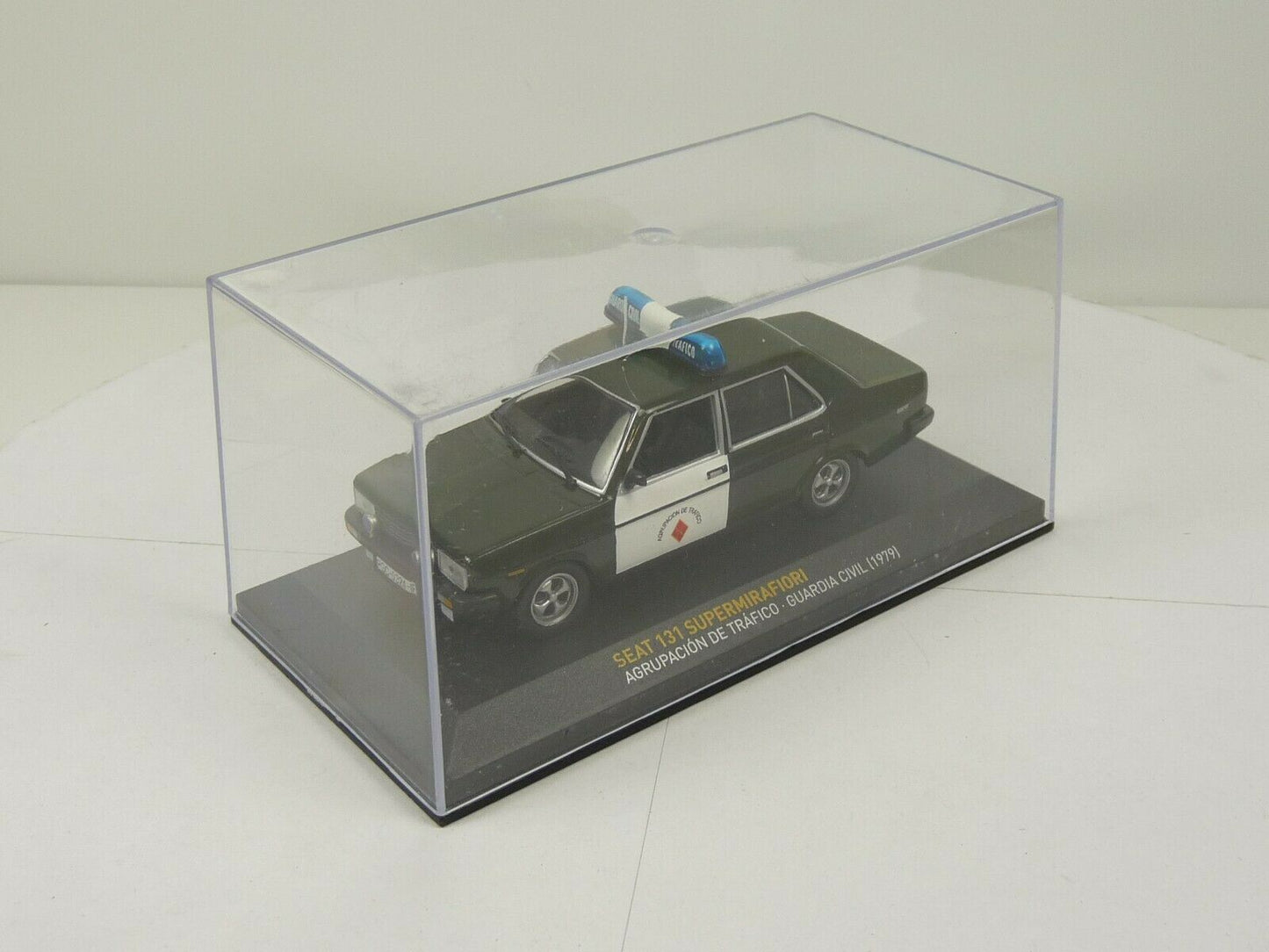 POS3 voiture 1/43 IXO altaya : Seat 131 Supermirafiori guardia civil Police 1979