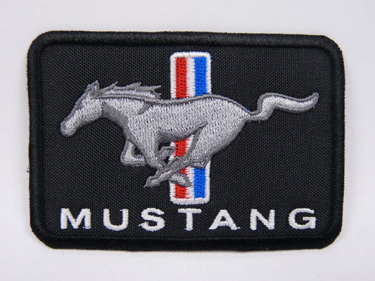 PTC107 Patch brodé thermocollé : logo Mustang rectangle largeur environ 8.9 cm hauteur environ 6.2 cm