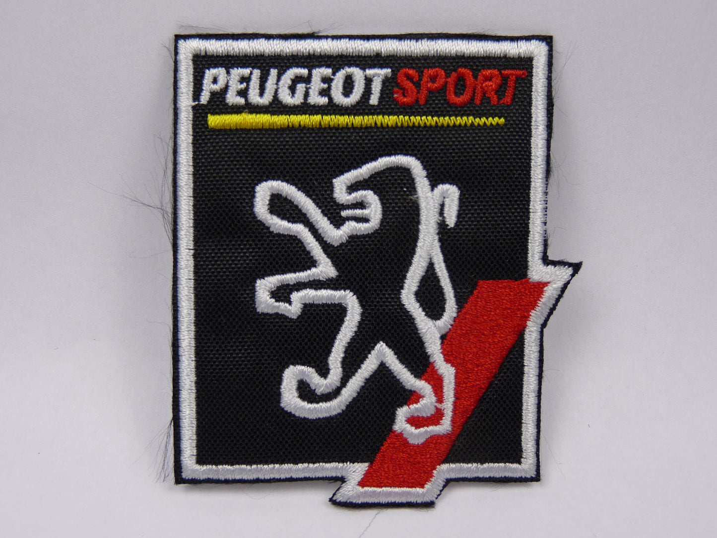 PTC110 Patch brodé thermocollé : logo Peugeot sport largeur environ 6.1 cm hauteur environ 7 cm