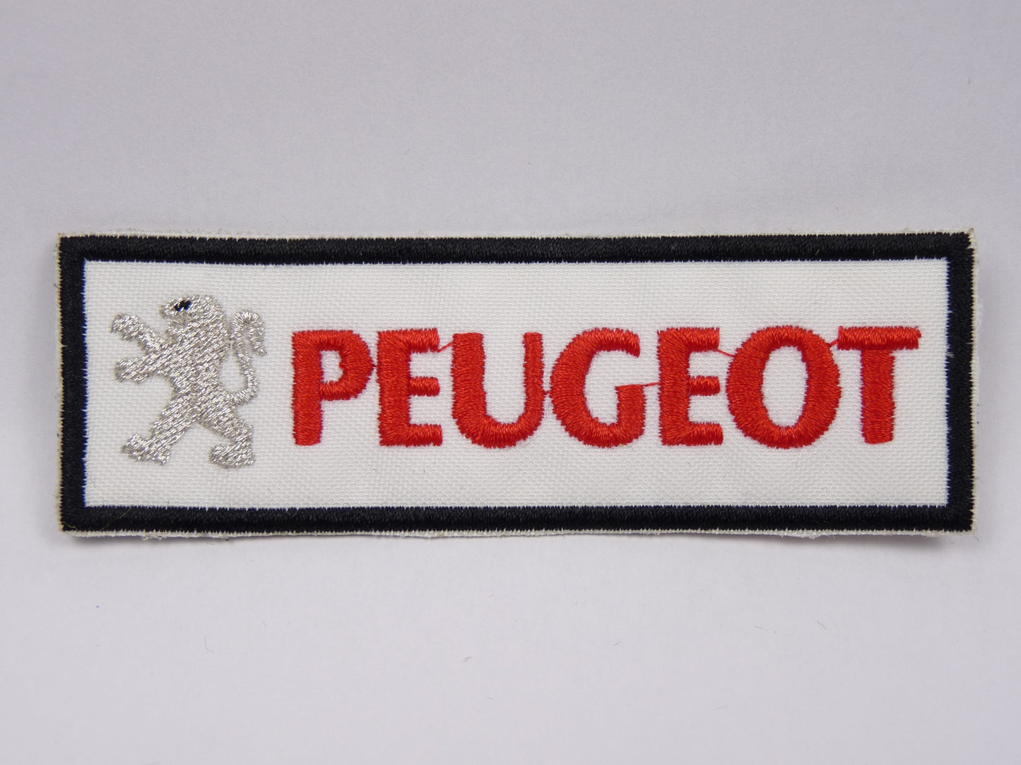 PTC111 Patch brodé thermocollé : logo Peugeot Rectangle largeur environ 10.3 cm hauteur environ 3.4 cm