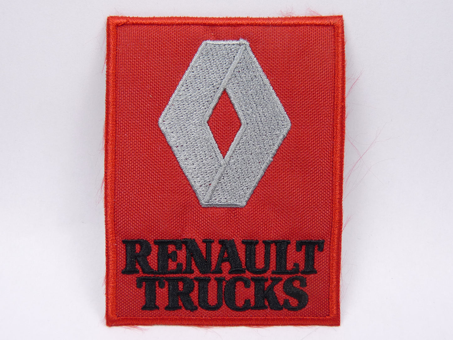 PTC119 Patch brodé thermocollé : logo Renault trucks largeur environ 6.3 cm hauteur environ 8.4 cm