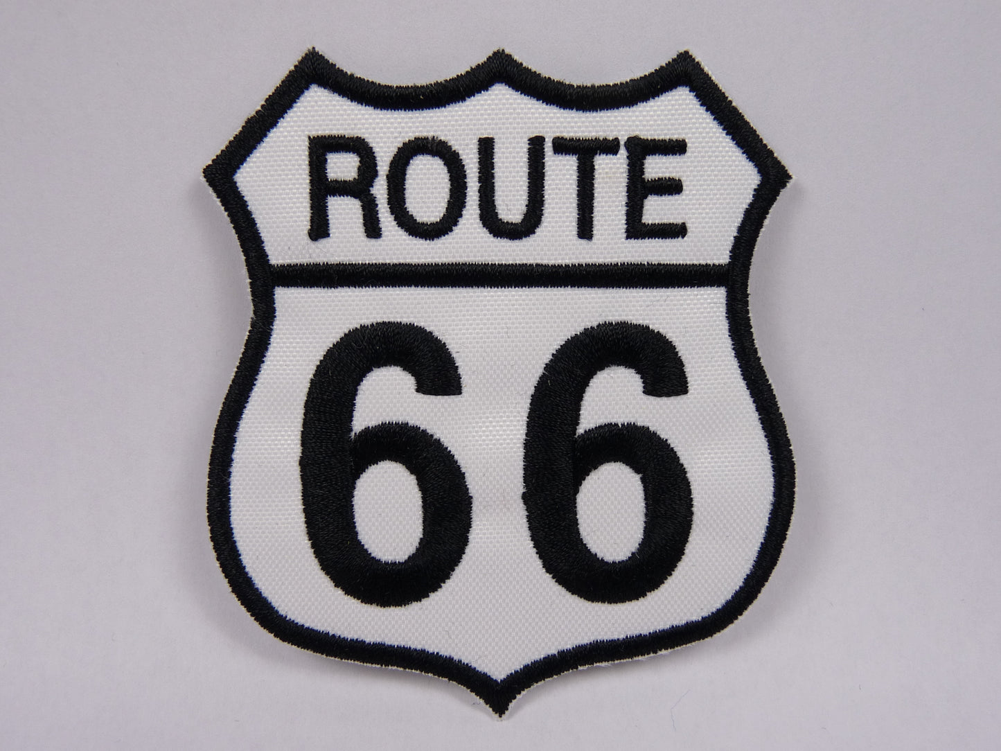PTC125 Patch brodé thermocollé : logo Route 66 blanc largeur environ 7.5 cm hauteur environ 8.4 cm