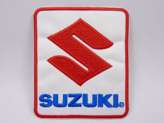 PTC131 Patch brodé thermocollé : logo Suzuki largeur environ 7.1 cm hauteur environ 8.2 cm