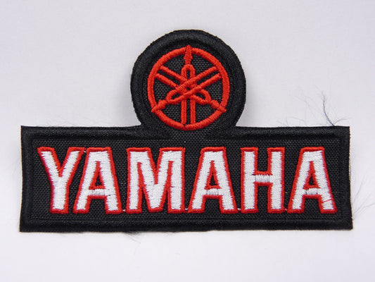 PTC139 Patch brodé thermocollé : logo Yamaha écriture rouge largeur environ 9.9 cm hauteur environ 6 cm
