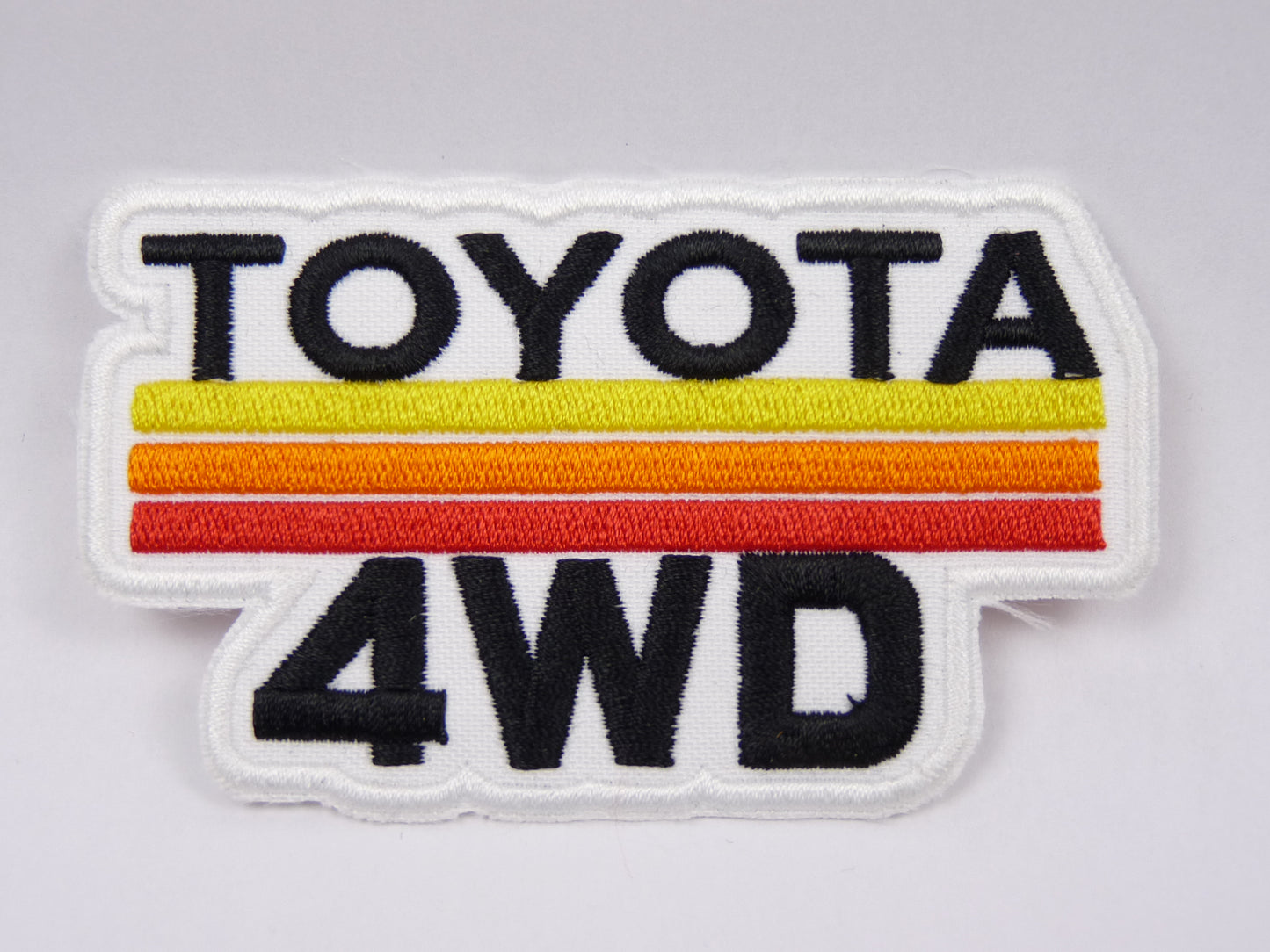 PTC18 Patch brodé thermocollé : logo Toyota 4WD largeur environ 9 cm hauteur environ 5.4 cm