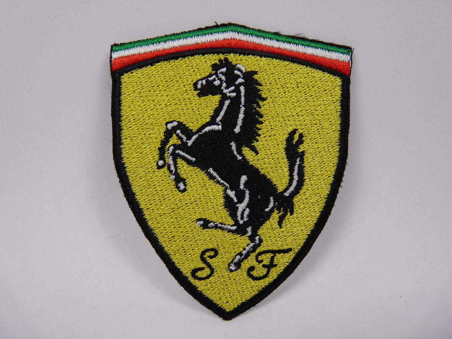PTC57 Patch brodé thermocollé : logo Ferrari écusson largeur environ 6.4 cm hauteur environ 8 cm