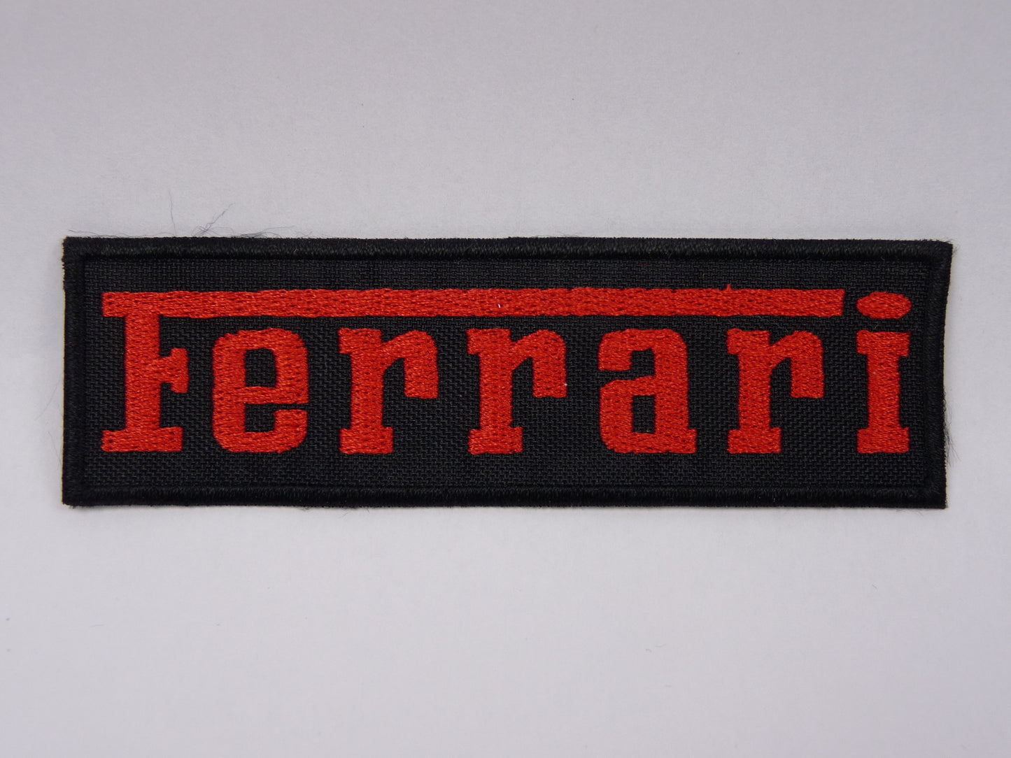 PTC59 Patch brodé thermocollé : logo Ferrari écriture largeur environ 10 cm hauteur environ 3 cm