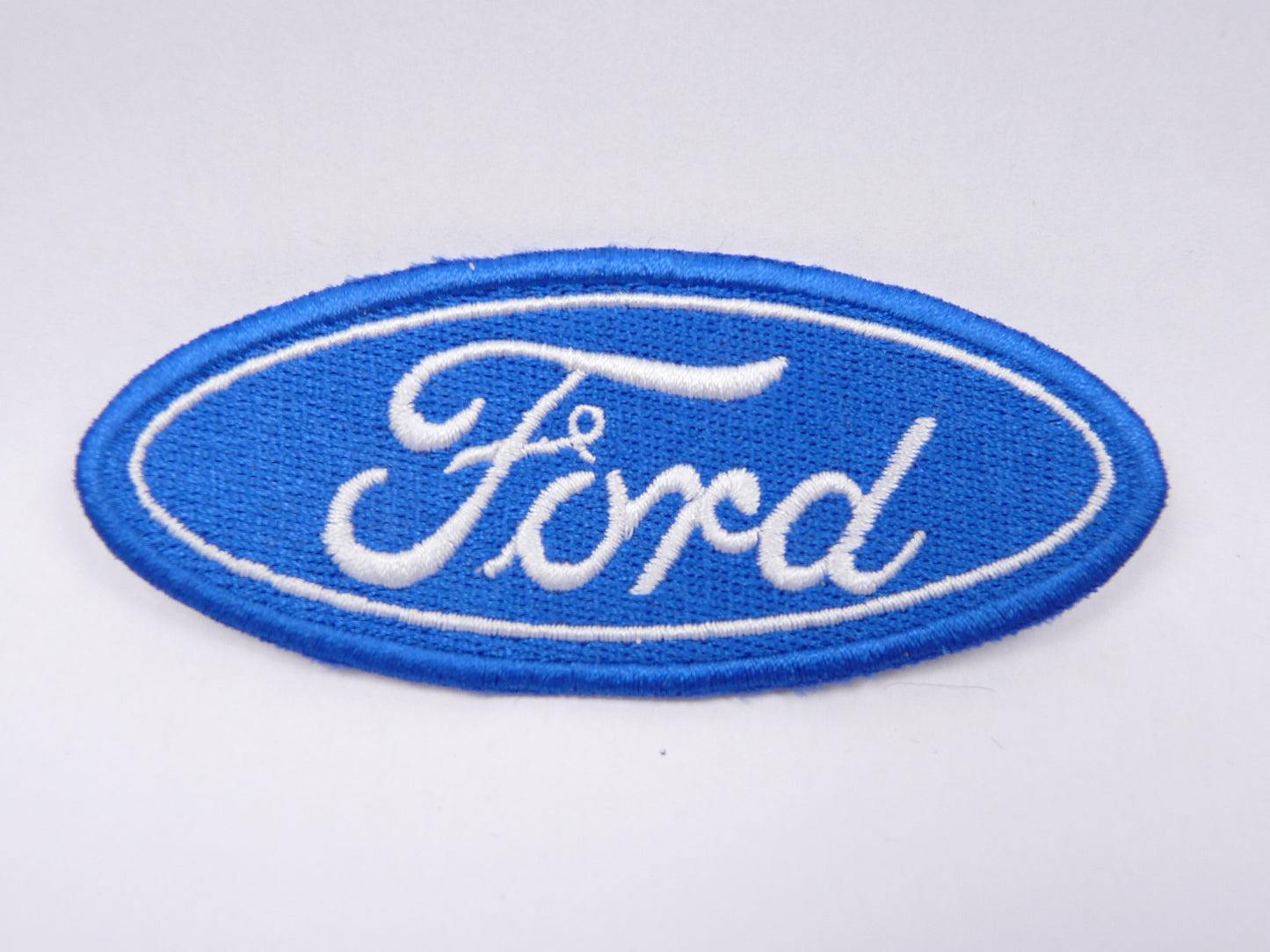 PTC61 Patch brodé thermocollé : logo Ford écriture largeur environ 9.5 cm hauteur environ 3.9 cm