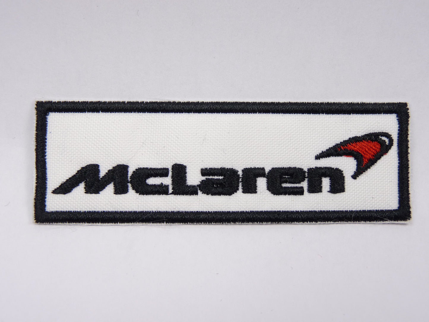 PTC97 Patch brodé thermocollé : logo McLaren largeur environ 9.2 cm hauteur environ 3 cm