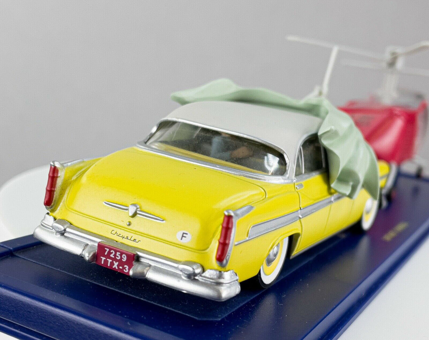 TIN48 Atlas 1/43 TINTIN : Chrysler NY et Hélicoptère Bell Model 47 *Occasion