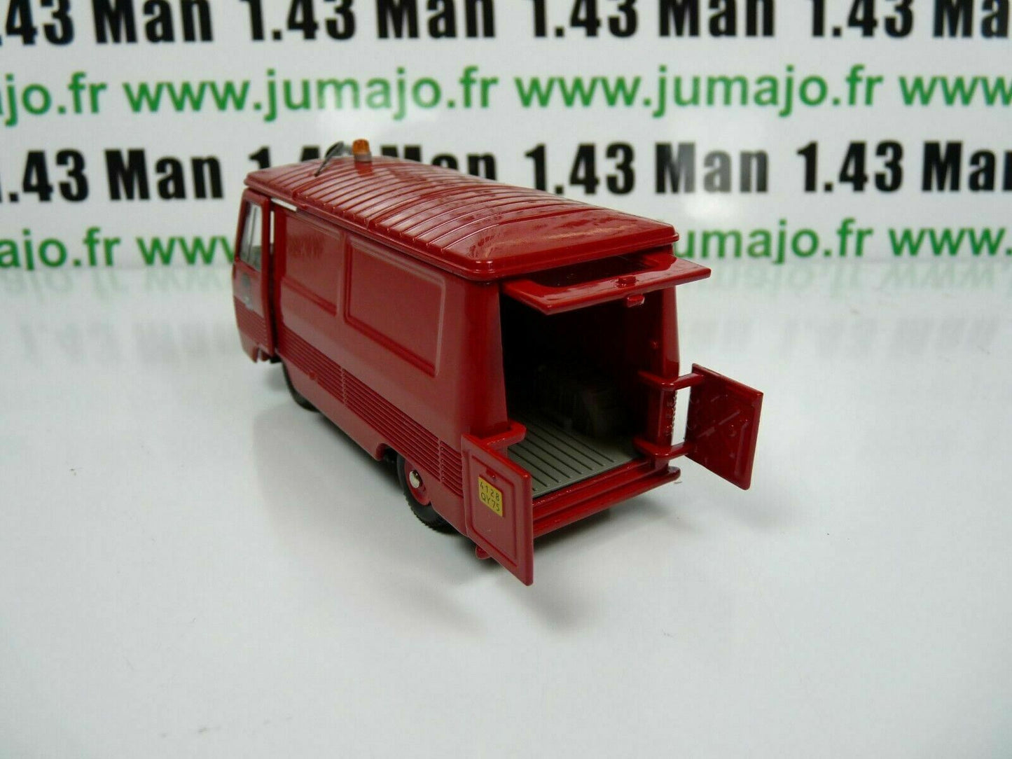 DT52  Voiture réédition DINKY TOYS atlas : 570P Fourgon Peugeot J7 Pompiers